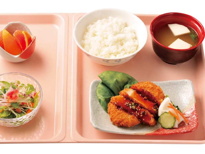 食材を洗ったりカットしたりする簡単作業です