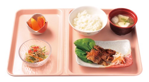 彩り、季節を感じる食材で食事を提供